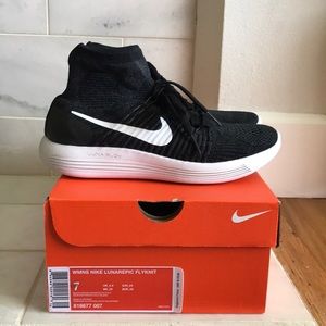 NIKE: LUNAR EPIC FLY KNIT BLACK/WHITE, Size 7